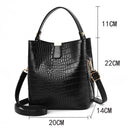 Bolso Bucket Croco con Detalle Dorado y Correa Larga
