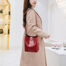 Bolso Bucket Croco con Detalle Dorado y Correa Larga