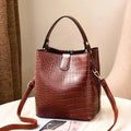 Bolso Bucket Croco con Detalle Dorado y Correa Larga