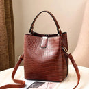 Bolso Bucket Croco con Detalle Dorado y Correa Larga