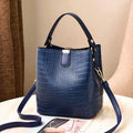Bolso Bucket Croco con Detalle Dorado y Correa Larga