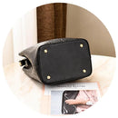 Bolso Bucket Croco con Detalle Dorado y Correa Larga