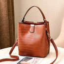 Bolso Bucket Croco con Detalle Dorado y Correa Larga