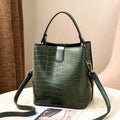 Bolso Bucket Croco con Detalle Dorado y Correa Larga