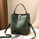 Bolso Bucket Croco con Detalle Dorado y Correa Larga