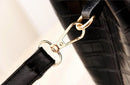 Bolso Bucket Croco con Detalle Dorado y Correa Larga