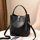 Bolso Bucket Croco con Detalle Dorado y Correa Larga