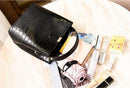 Bolso Bucket Croco con Detalle Dorado y Correa Larga