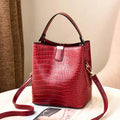Bolso Bucket Croco con Detalle Dorado y Correa Larga