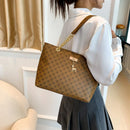 Bolso Tote Monograma con Cadena Dorada y Dije