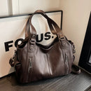 Bolso Hobo XL con Remaches y Doble Cierre