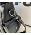 Bolso Hobo XL con Remaches y Doble Cierre