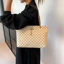 Bolso Tote Monograma con Cadena Dorada y Dije