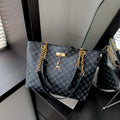 Bolso Tote Monograma con Cadena Dorada y Dije