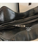Bolso Hobo XL con Remaches y Doble Cierre