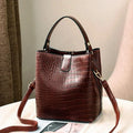 Bolso Bucket Croco con Detalle Dorado y Correa Larga