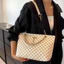 Bolso Tote Monograma con Cadena Dorada y Dije