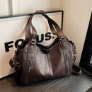 Bolso Hobo XL con Remaches y Doble Cierre