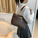 Bolso Tote Monograma con Cadena Dorada y Dije