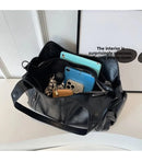 Bolso Hobo XL con Remaches y Doble Cierre
