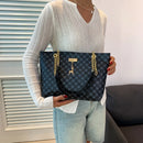 Bolso Tote Monograma con Cadena Dorada y Dije