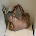 Bolso Hobo XL con Remaches y Doble Cierre