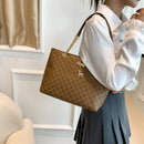 Bolso Tote Monograma con Cadena Dorada y Dije