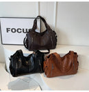 Bolso Hobo XL con Remaches y Doble Cierre