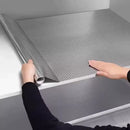 Aplicación del adhesivo de aluminio para cocina en armario sin burbujas ni dificultad