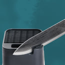 Afiador de facas inox em uso na bancada da cozinha