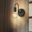 Aplique de pared industrial negro E27 instalado, luz cálida estilo vintage