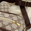 Detalle estampa monograma florada y cierre dorado en bandolera mujer crossbody