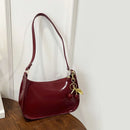 Bolso baguette charol mujer color bordó con dije de cerezas doradas estilo coquette