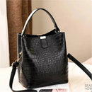 Bolso Bucket Croco con Detalle Dorado y Correa Larga