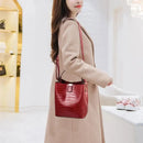 Bolso Bucket Croco con Detalle Dorado y Correa Larga