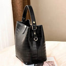 Bolso Bucket Croco con Detalle Dorado y Correa Larga