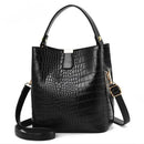 Bolso Bucket Croco con Detalle Dorado y Correa Larga