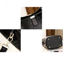 Bolso Bucket Croco con Detalle Dorado y Correa Larga