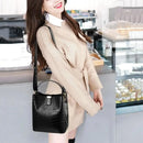 Bolso Bucket Croco con Detalle Dorado y Correa Larga