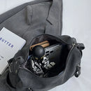 Interior amplio de bolso hobo con celular billetera y accesorios para uso diario