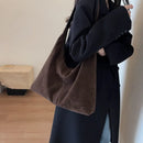 Bolso hobo de gamuza marrón combinado con look urbano elegante