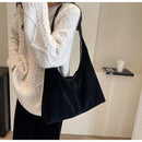 Bolso de gamuza negro en look casual femenino para uso diario