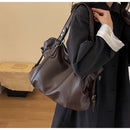 Mujer usando bolso hobo de cuero crossbody con correa ajustable look invernal