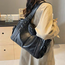 Bolso hobo cuero mujer color negro con remaches plateados y doble cierre frontal