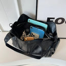 Interior amplio de bolso hobo con tablet celular y billetera en compartimentos