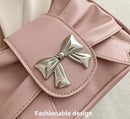 Detalle del moño plateado brillante en bolso rosa de cuero PU con pliegues laterales