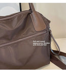 Detalle del nailon impermeable y ribete de cuero en bolso de hombro vintage para mujer