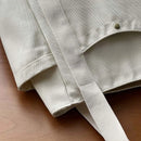 Detalle del material lienzo resistente con botón metálico antiguo