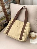 Bolso de lona estilo preppy universitario colgado en perchero minimalista