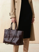 Bolso tote cuero encerado mujer color café oscuro con brillo aceitado retro 2025